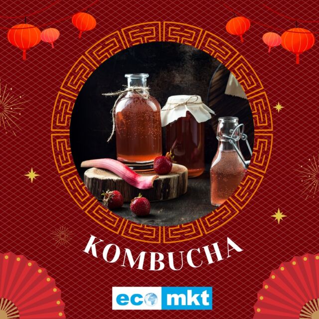 La kombucha es una bebida fermentada que se elabora a partir del té negro o del té verde. 🍵

Es rica en levaduras y bacterias conocidas como scoby que ayudan a equilibrar la flora intestinal, fortalecer el sistema inmune y mejora la función y salud del intestino.💪

¡Tener una flora intestinal o microbiota equilibrada es sinónimo de salud! 💚

La kombucha tiene propiedades desintoxicantes 🤩que ayudan a que el hígado trabaje mejor y elimine las toxinas, a través de la orina y las heces.

Esta bebida fermentada ofrece muchos aportes en el campo de la medicina humana:

↘️Reduce el colesterol
Ayuda al hígado y a los riñones a funcionar mejor
↖️Refuerza el sistema inmunitario ante la presencia de posibles infecciones
⬆️Tiene un alto contenido de vitaminas B, C y minerales como son: hierro, zinc, cobre y manganeso.

⬆️Hidrata muy bien, al ser una bebida rica en agua vitaminas y minerales
Posee un efecto diurético por lo que nos ayuda a liberar toxinas del cuerpo.

✅️La kombucha es una bebida 100% natural con propiedades prebióticas, apta para veganos y no contiene gluten.

Encuentra en Ecomarkt una gran variedad de sabores, presentaciones y tamaños de kombucha.

😊Consúmela de forma razonable y mantente saludable.

.
.
#tuecomercadonatural #comidasanaenmadrid #tiendaecologicaenmadrid #supermercadoecoenmadrid #comidanaturalmadrid #productossaludables #productosecologicosmadrid #comunidadveganamadrid #veganfoodmadrid
#alimentacionecologica #healthyfood #ecomarkt